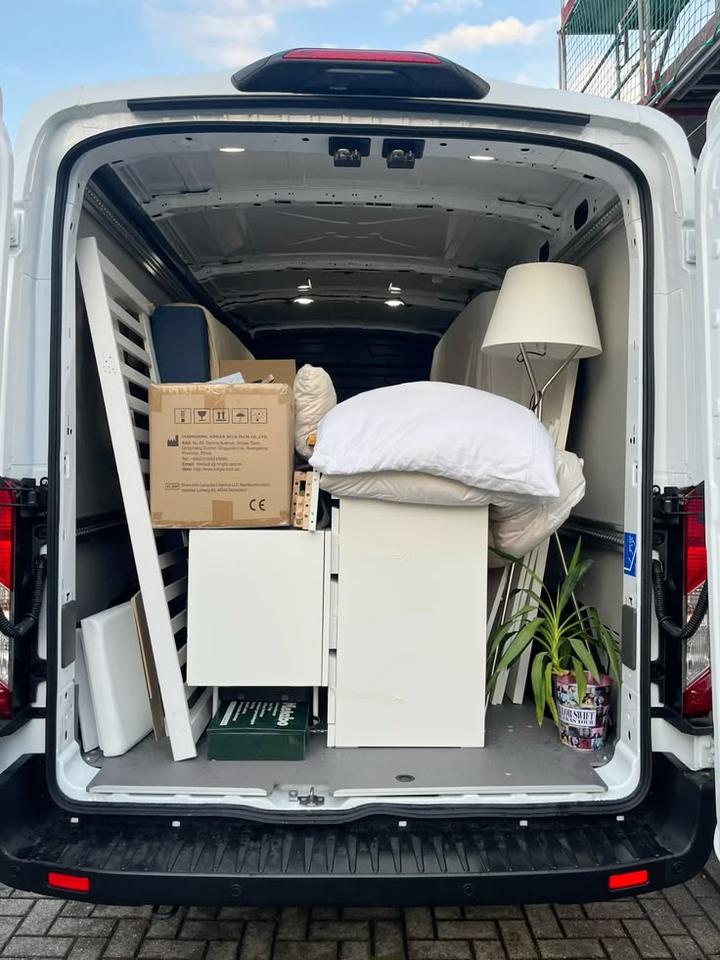 Beladener Transporter bei einer Entrümpelung (Beispielfoto)